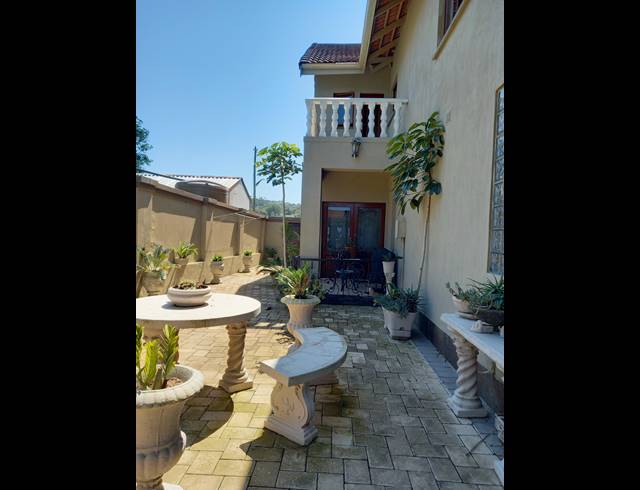 9 BEDROOM HOUSE FOR SALE IN UMTENTWENI